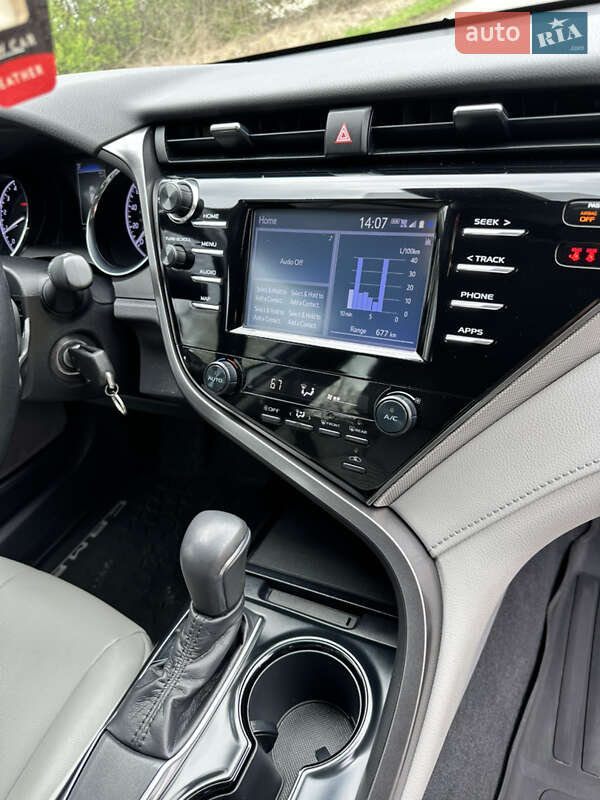 Седан Toyota Camry 2019 в Тернополе