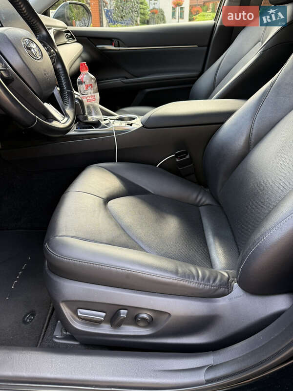 Седан Toyota Camry 2023 в Полтаве