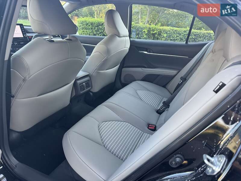 Седан Toyota Camry 2023 в Києві