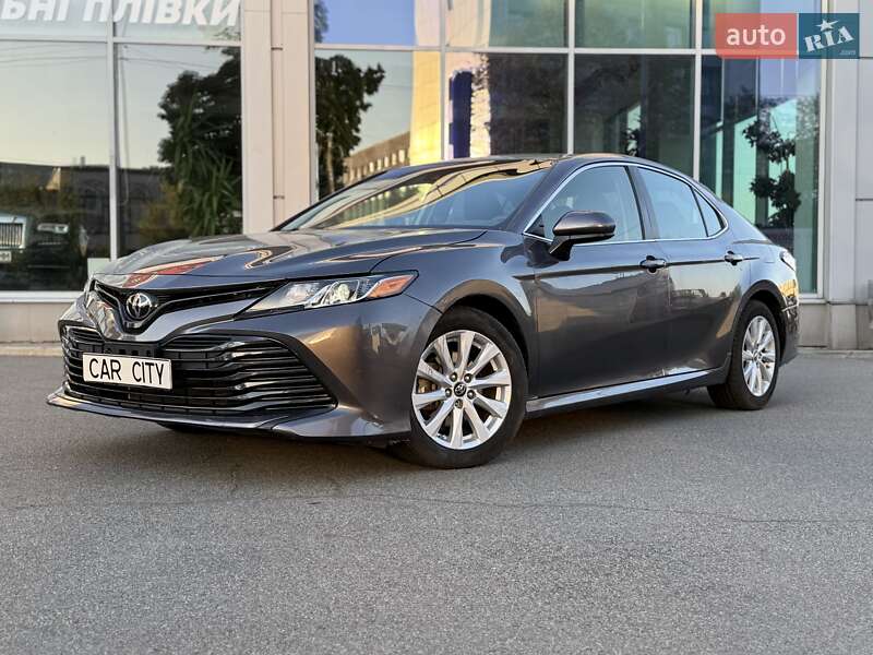Седан Toyota Camry 2019 в Киеве
