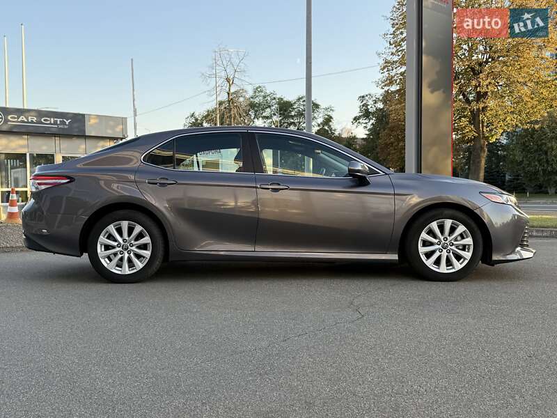 Седан Toyota Camry 2019 в Киеве
