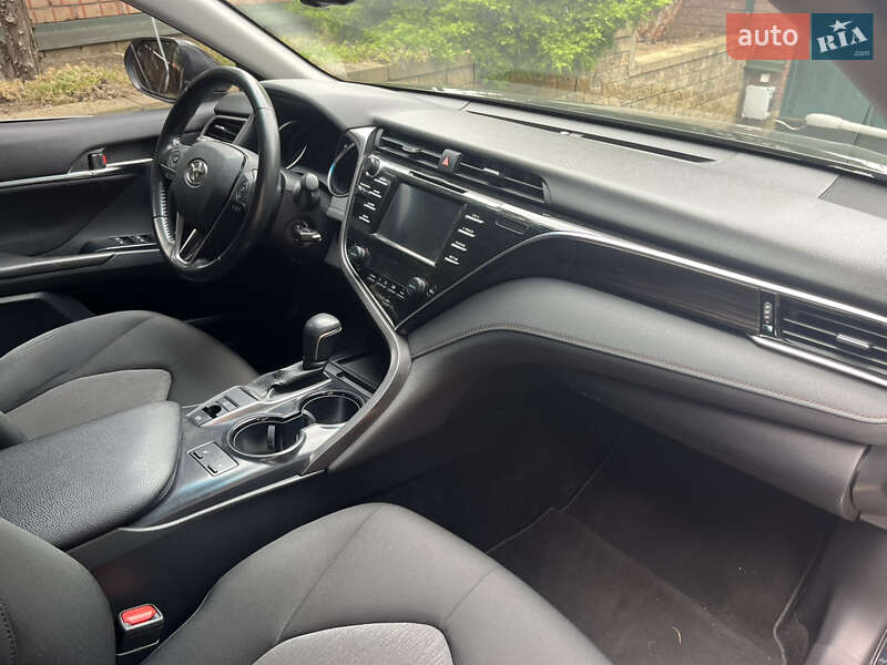 Седан Toyota Camry 2018 в Дніпрі