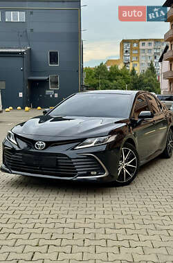 Седан Toyota Camry 2022 в Ужгороді