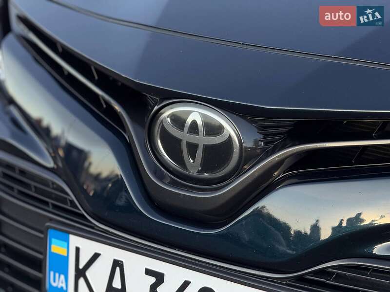 Седан Toyota Camry 2017 в Кривом Роге