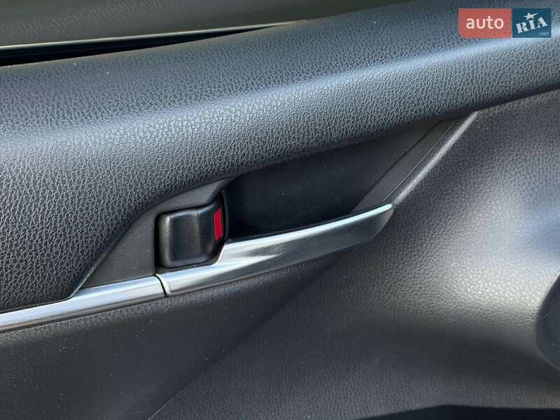 Седан Toyota Camry 2017 в Кривом Роге