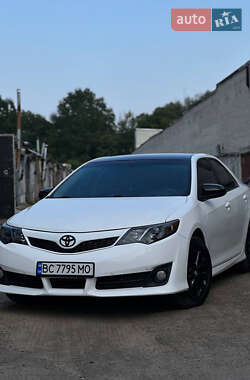 Седан Toyota Camry 2014 в Львові