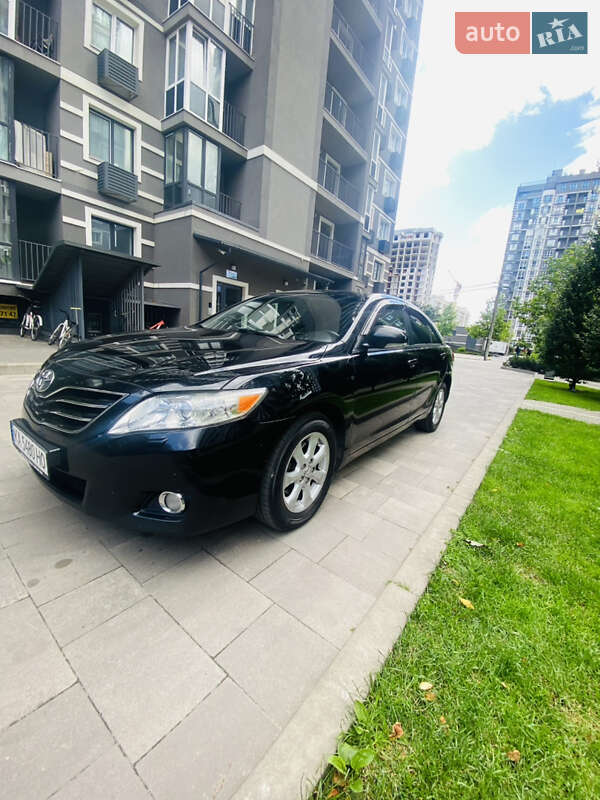 Седан Toyota Camry 2010 в Києві