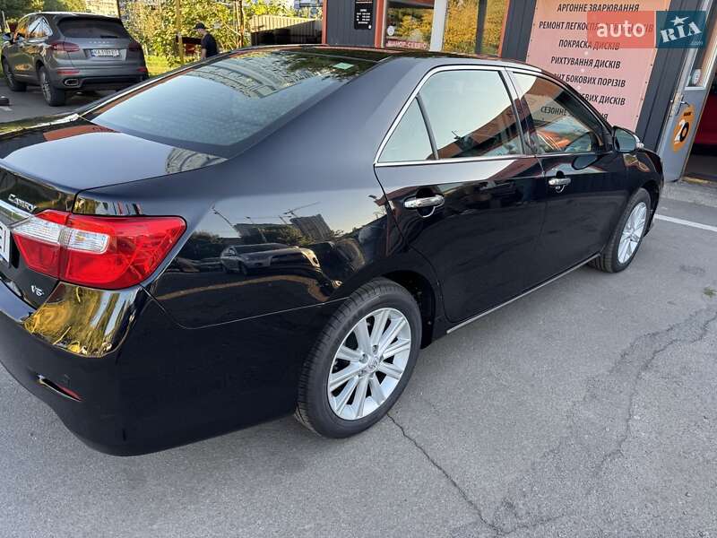 Седан Toyota Camry 2013 в Києві