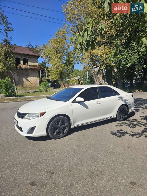 Седан Toyota Camry 2013 в Києві