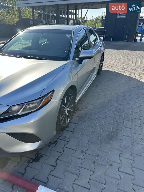 Седан Toyota Camry 2018 в Львові