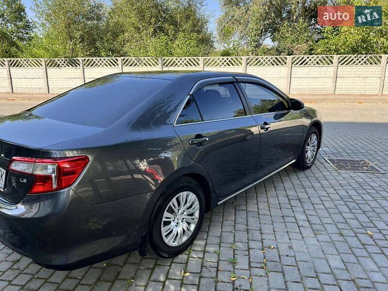 Седан Toyota Camry 2011 в Івано-Франківську