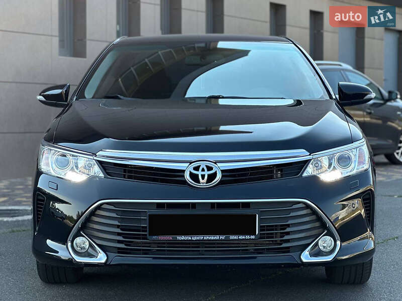 Седан Toyota Camry 2016 в Кривом Роге
