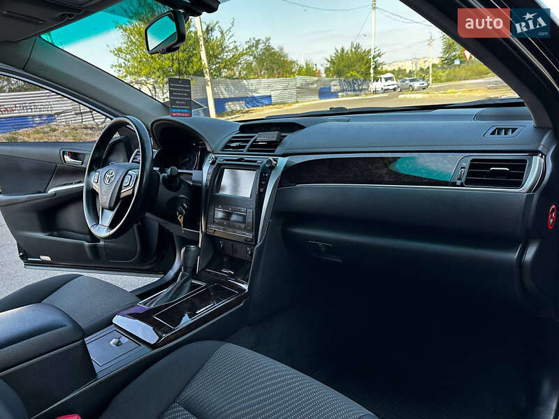 Седан Toyota Camry 2016 в Кривом Роге