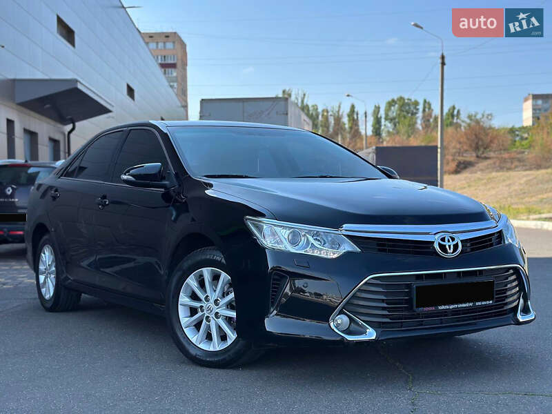 Седан Toyota Camry 2016 в Кривом Роге