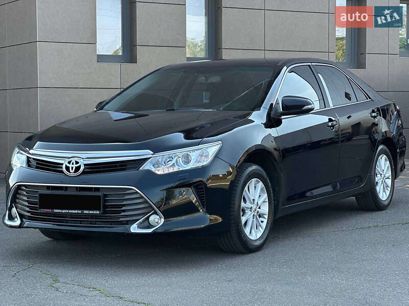 Седан Toyota Camry 2016 в Кривом Роге