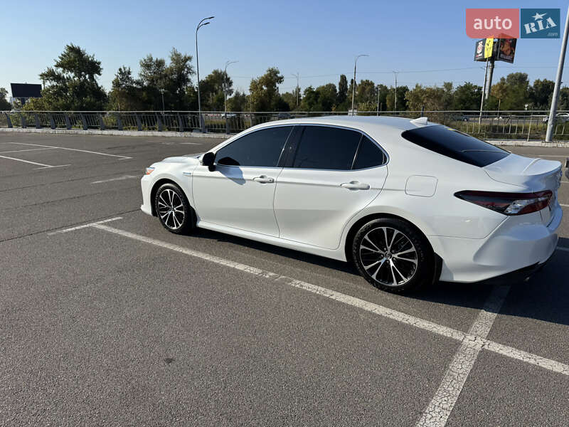 Седан Toyota Camry 2021 в Киеве