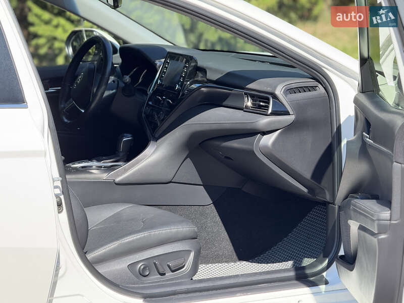 Седан Toyota Camry 2021 в Тернополе