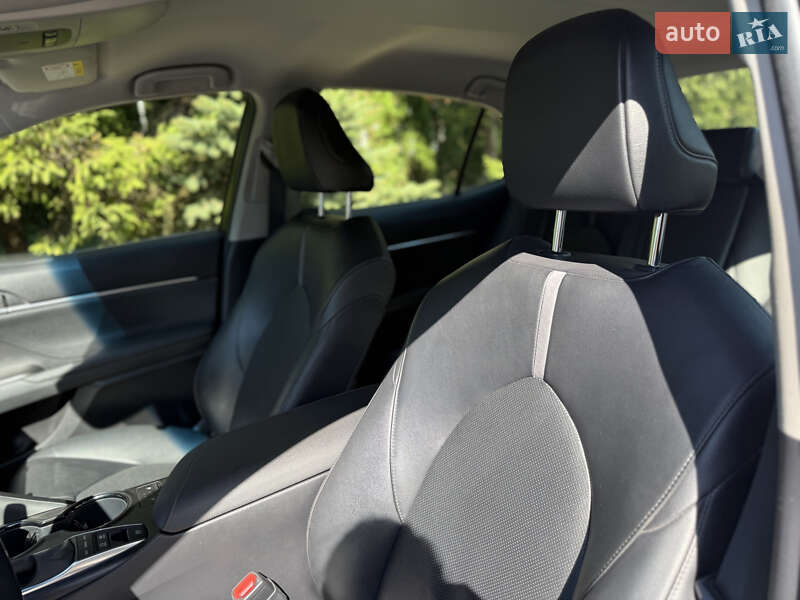 Седан Toyota Camry 2021 в Тернополе