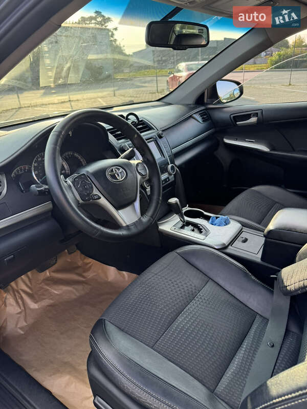 Седан Toyota Camry 2013 в Черновцах
