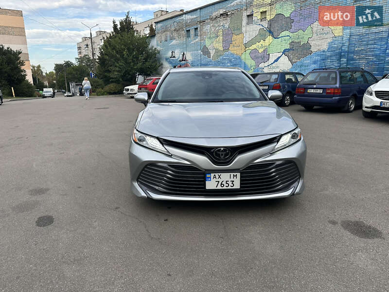 Седан Toyota Camry 2019 в Киеве
