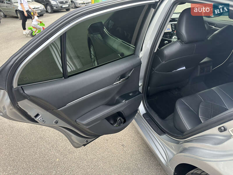 Седан Toyota Camry 2019 в Киеве