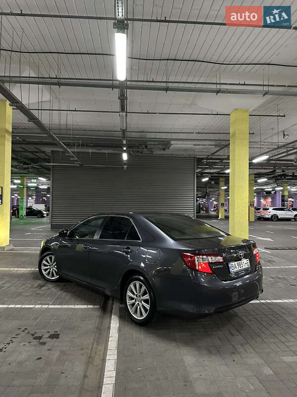 Седан Toyota Camry 2015 в Львове