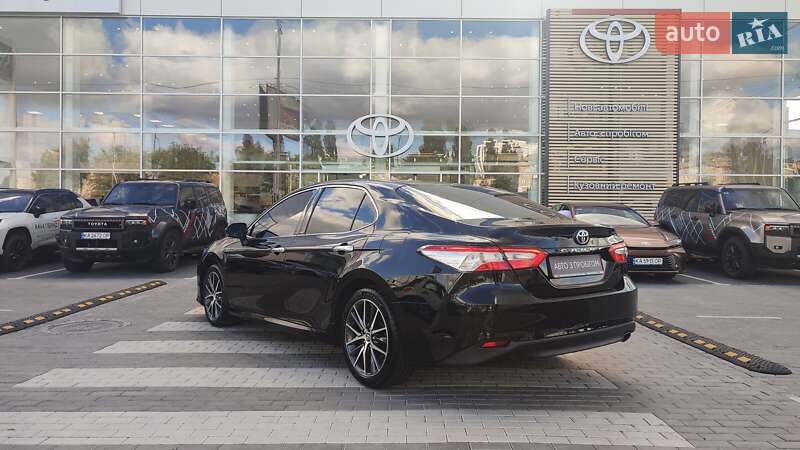 Седан Toyota Camry 2020 в Киеве
