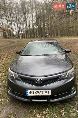 Седан Toyota Camry 2012 в Волочиську
