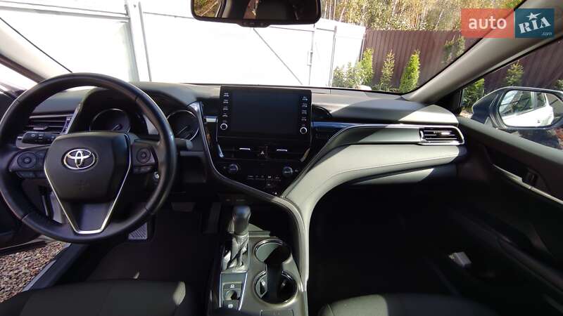 Седан Toyota Camry 2023 в Киеве