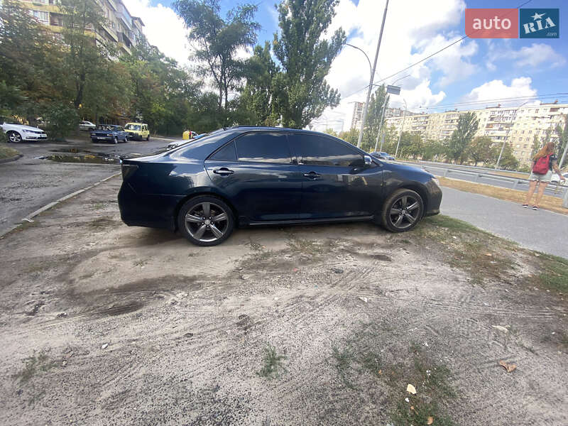 Седан Toyota Camry 2013 в Києві
