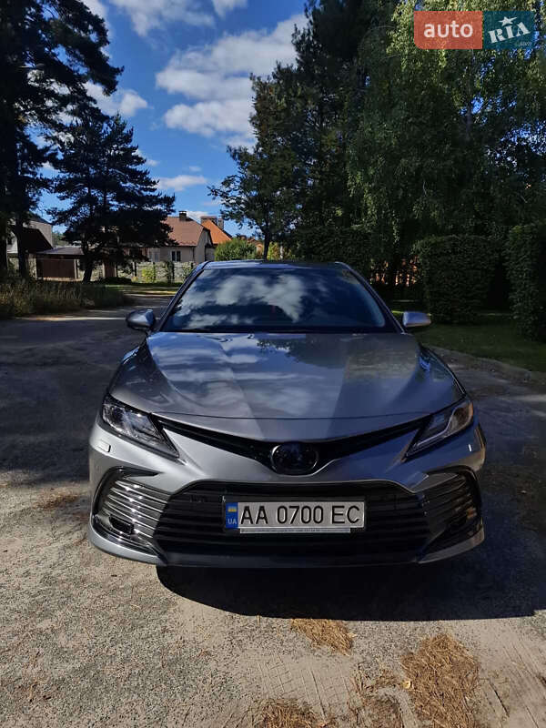 Седан Toyota Camry 2023 в 