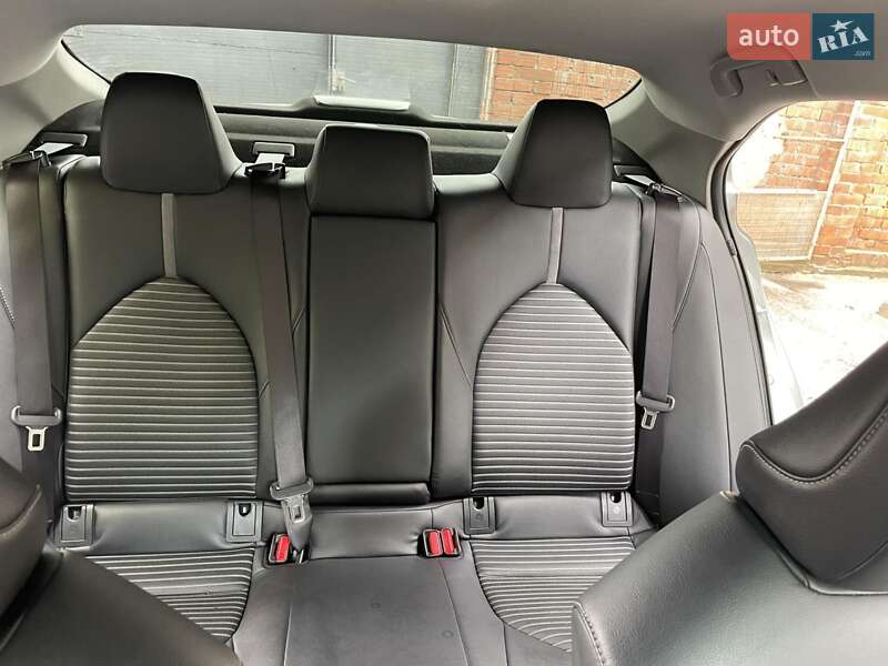 Седан Toyota Camry 2017 в Львове