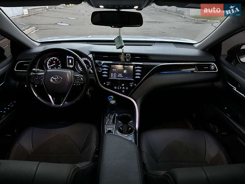 Седан Toyota Camry 2018 в Киеве