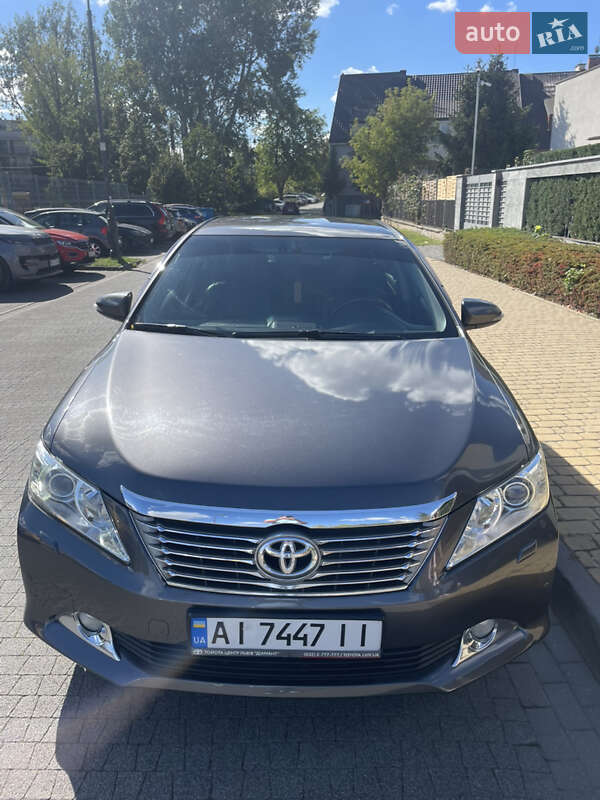 Седан Toyota Camry 2013 в Киеве