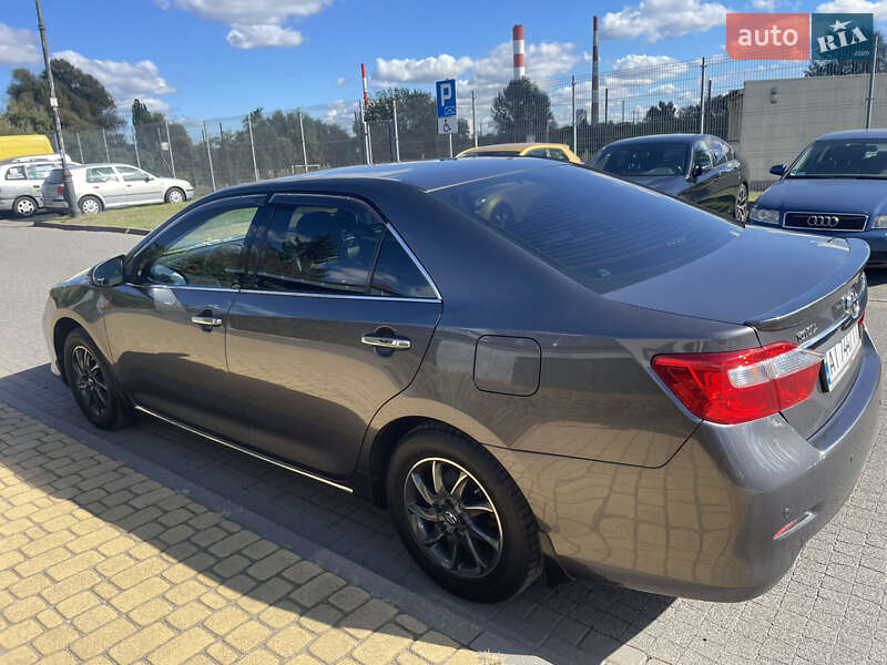 Седан Toyota Camry 2013 в Киеве