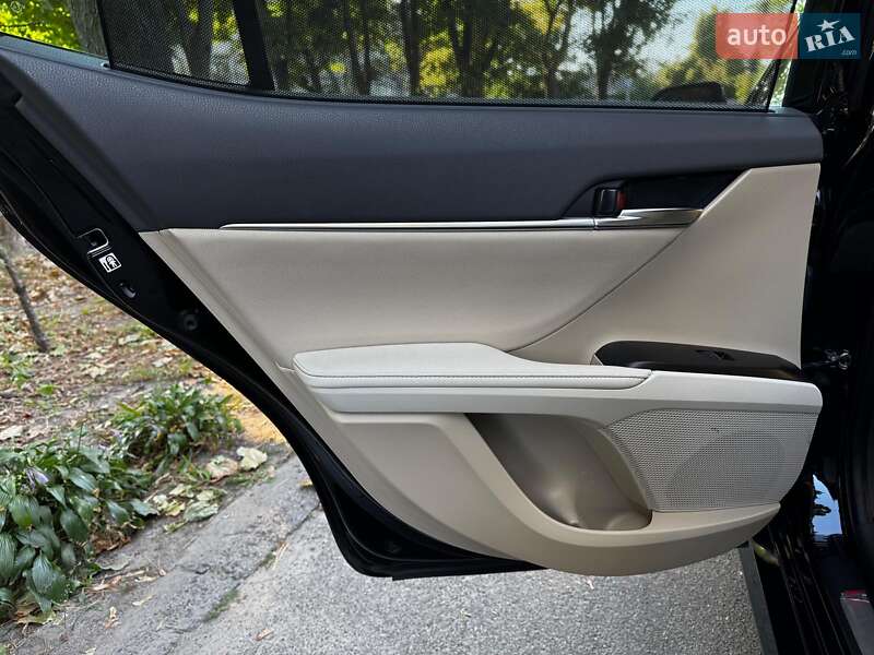 Седан Toyota Camry 2022 в Киеве