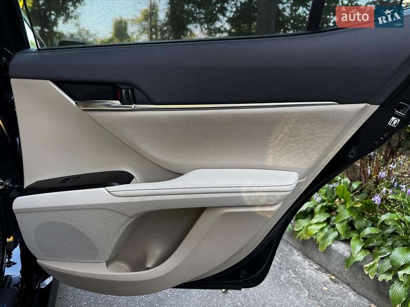 Седан Toyota Camry 2022 в Киеве