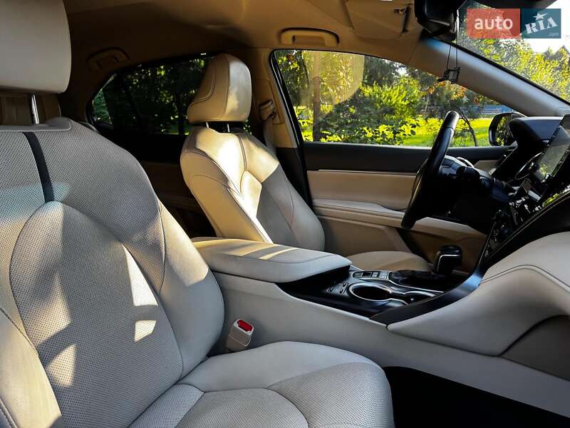 Седан Toyota Camry 2022 в Киеве