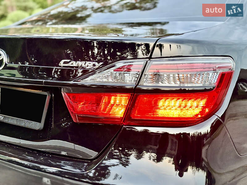 Седан Toyota Camry 2016 в Лебедині