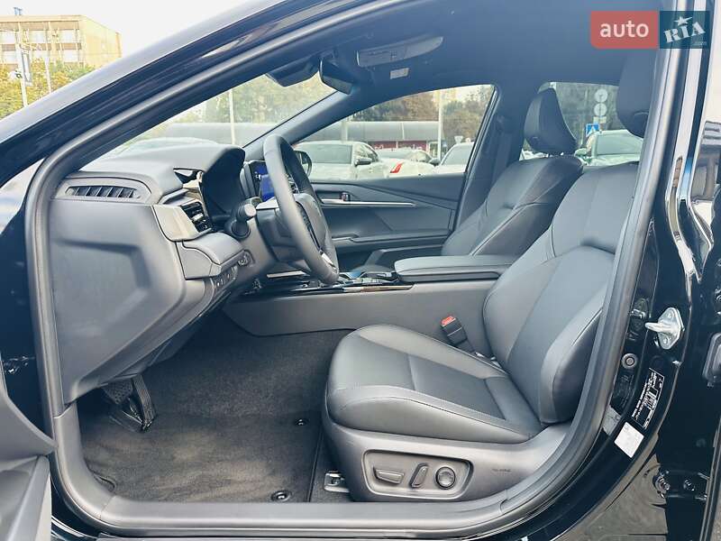 Седан Toyota Camry 2025 в Киеве