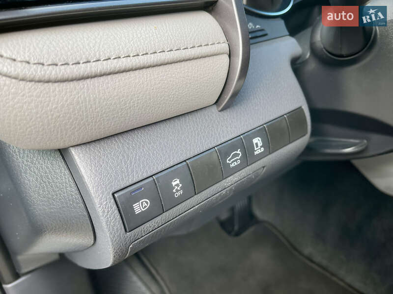 Седан Toyota Camry 2020 в Киеве