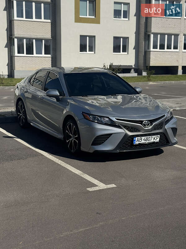 Седан Toyota Camry 2017 в Виннице