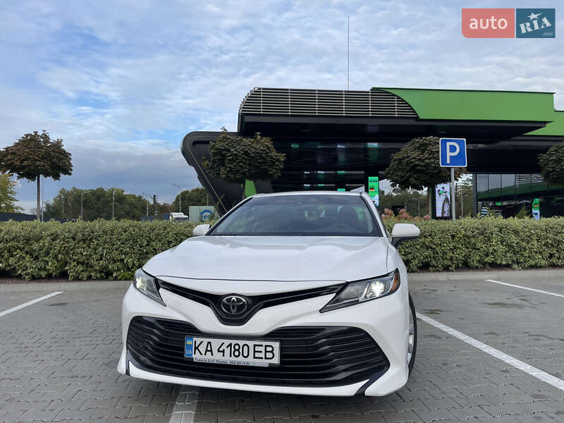 Седан Toyota Camry 2018 в Києві