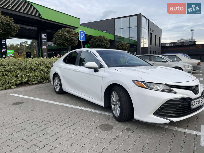Седан Toyota Camry 2018 в Києві