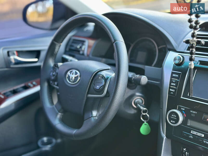 Седан Toyota Camry 2013 в Сумах