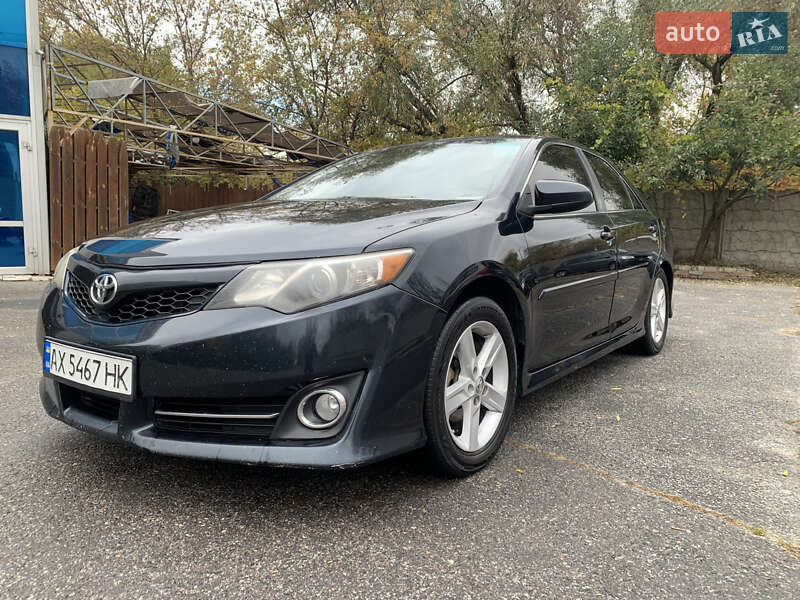 Седан Toyota Camry 2014 в Харькове