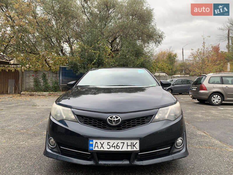 Седан Toyota Camry 2014 в Харькове