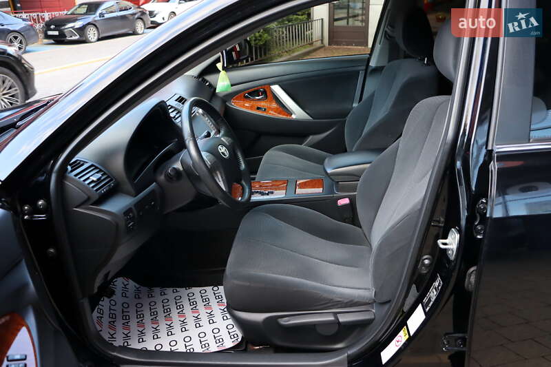 Седан Toyota Camry 2011 в Львові