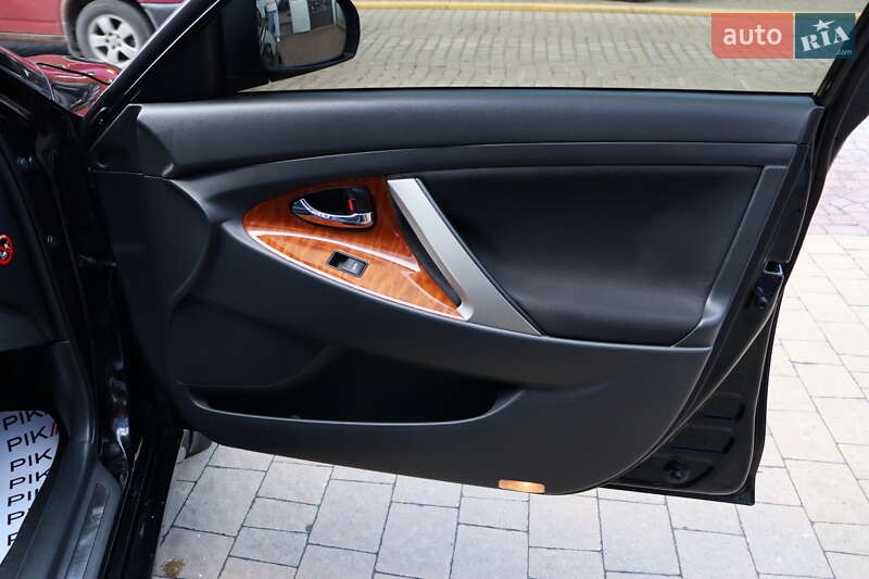 Седан Toyota Camry 2011 в Львові