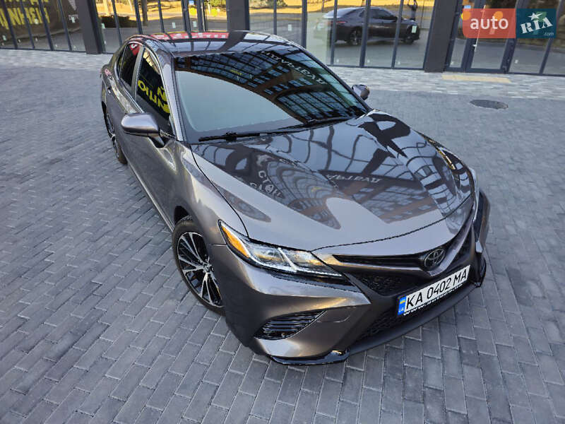 Седан Toyota Camry 2018 в Полтаве